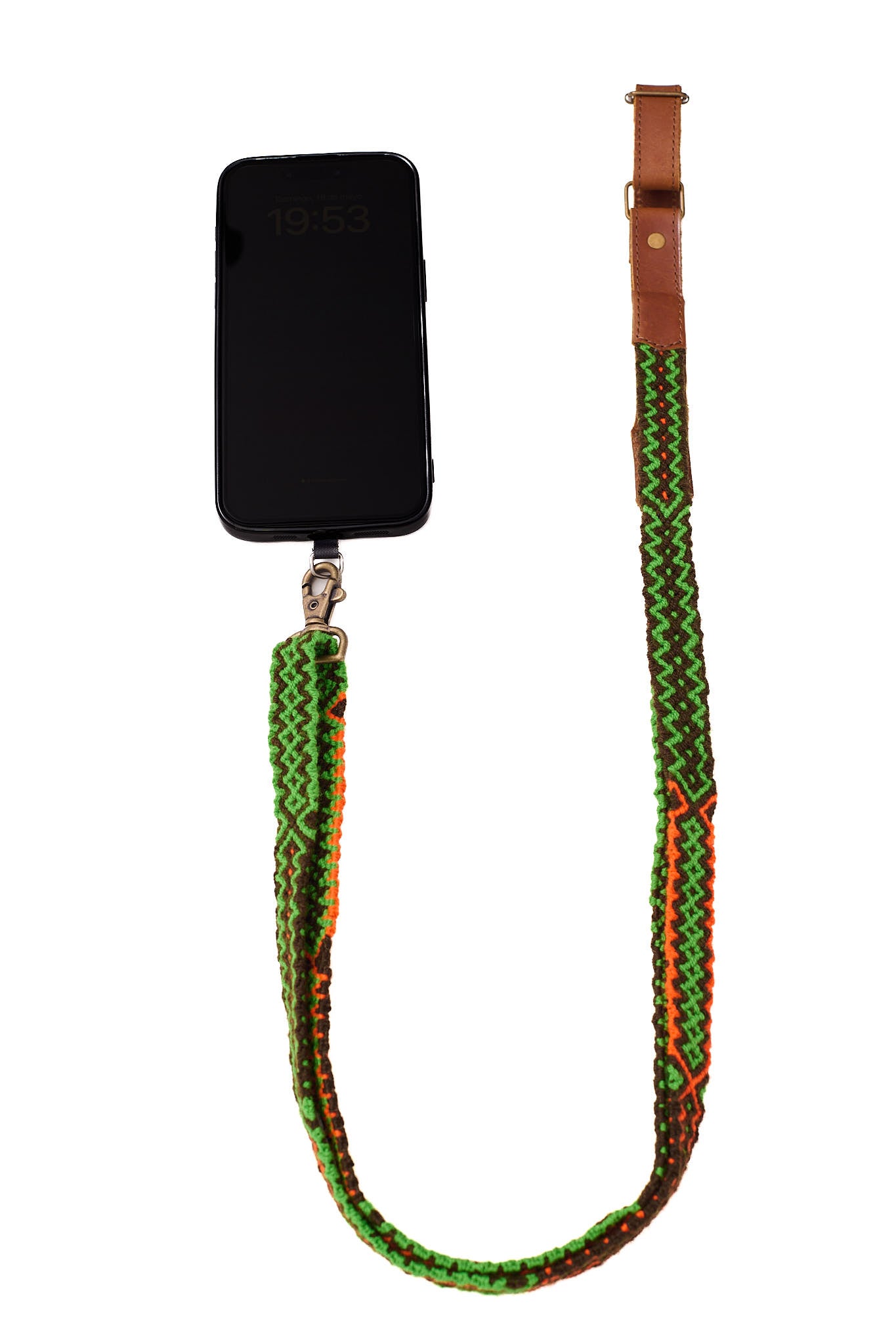 Correa celular cuero miel tejido Wayuu Macramé verde y naranja.