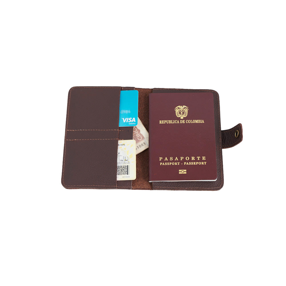 Porta pasaporte en cuero café tejido Wayuu Macramé gris, naranja y rojo