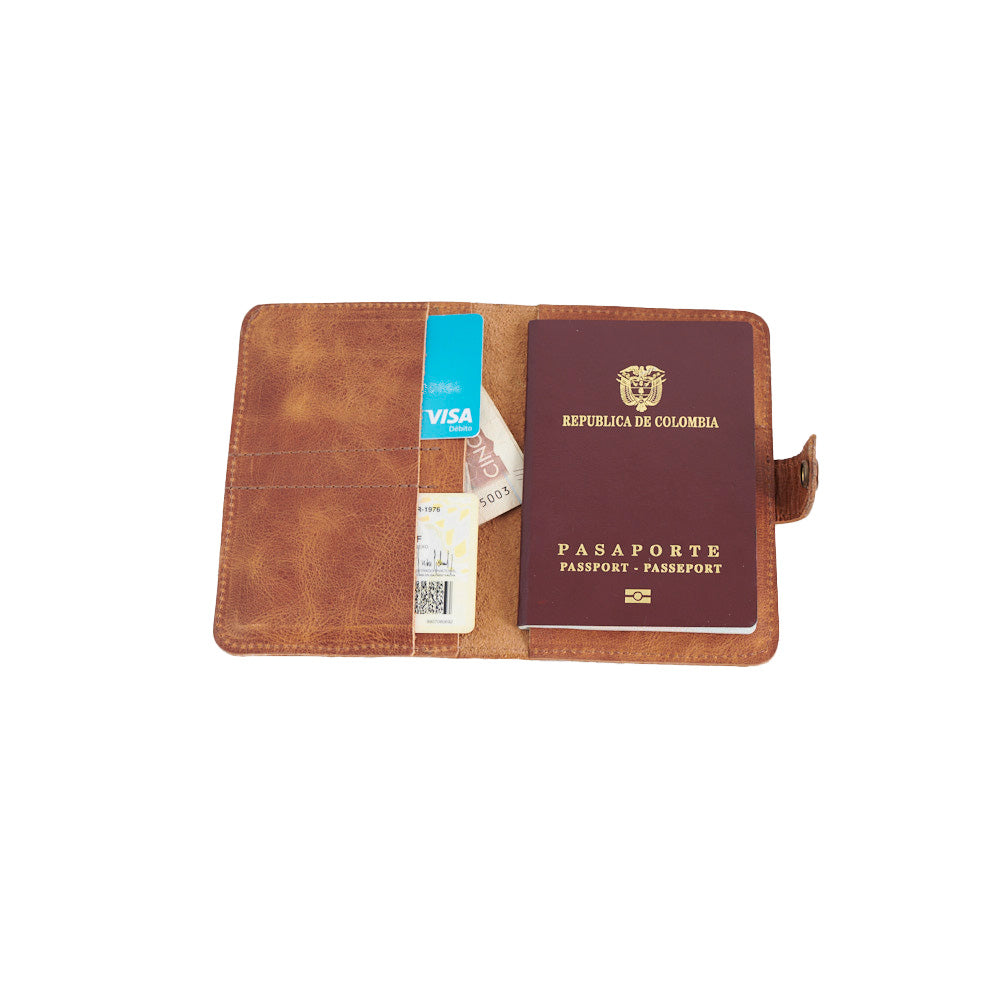 Porta pasaporte en cuero miel tejido Wayuu Macramé café, negro y blanco