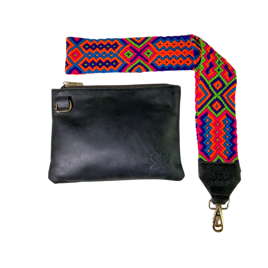 Bolso bandolera negro con correa Wayuu macramé naranja y azul