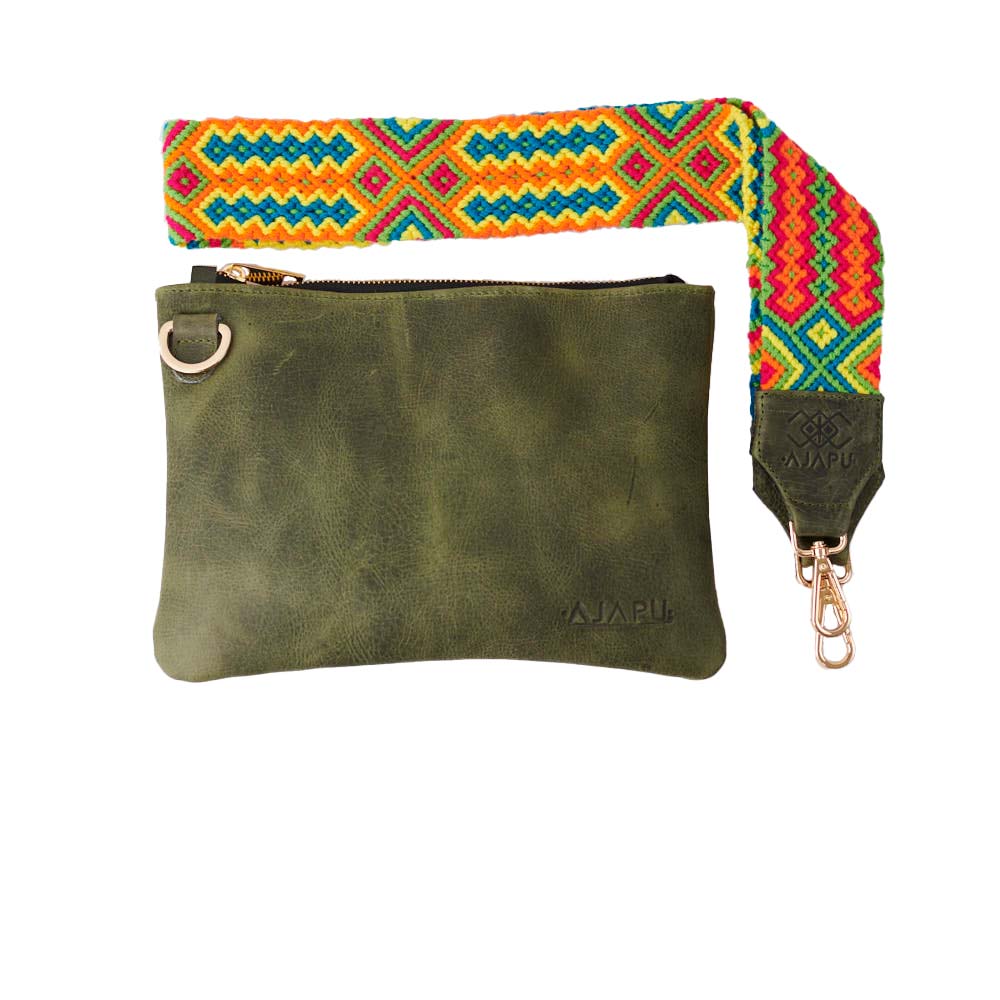Bolso cuero verde con correa tradicional tejido Wayuu Macramé azul, naranja y amarillo
