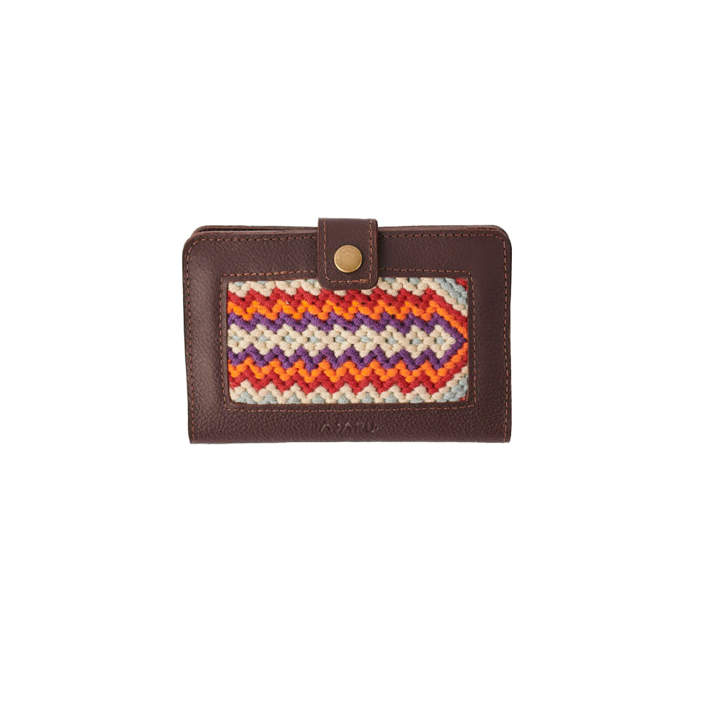Porta pasaporte en cuero café tejido Wayuu Macramé gris, naranja y rojo
