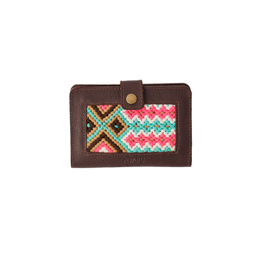 Porta pasaporte en cuero café tejido Wayuu Macramé rosa, café y turquesa