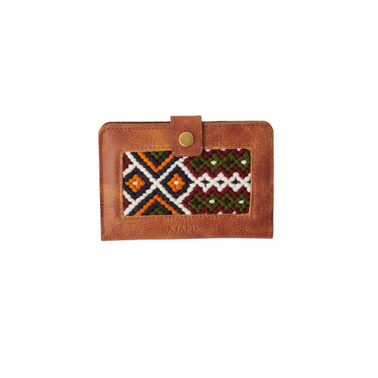 Porta pasaporte en cuero miel tejido Wayuu Macramé verde, blanco y naranja