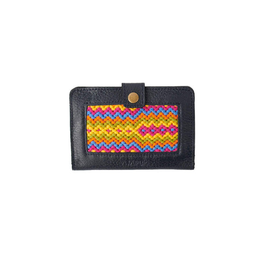 Porta pasaporte en cuero azul tejido Wayuu Macramé amarillo, verde y naranja