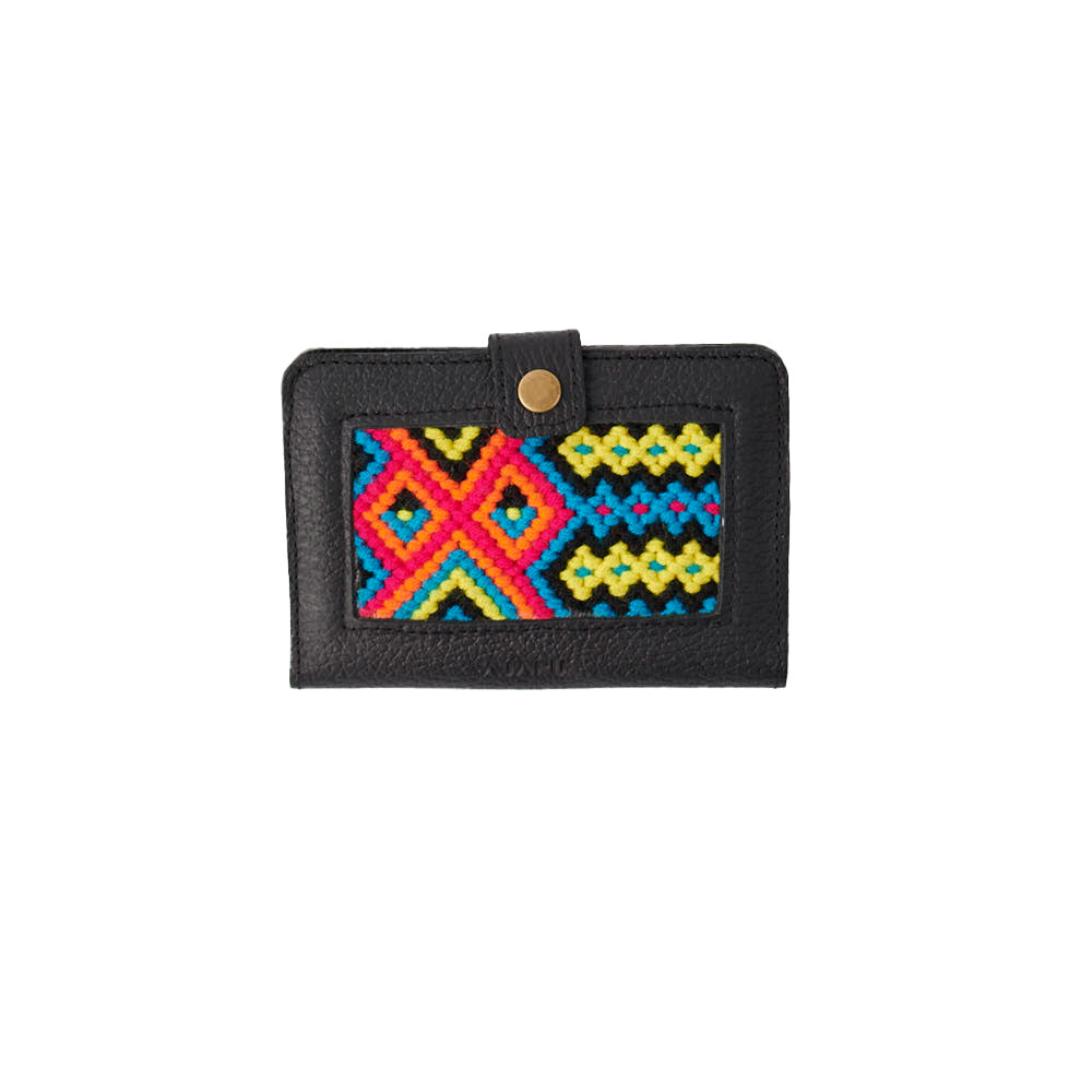 Porta pasaporte en cuero negro tejido Wayuu Macramé azul, amarillo y naranja